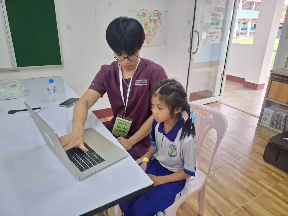 การตรวจสุขภาพนักเรียนชั้นประถมศึกษาปีที่ 1-3 คณะทีมแพทย์Lee Kong Chian school of Medicine, Singapore